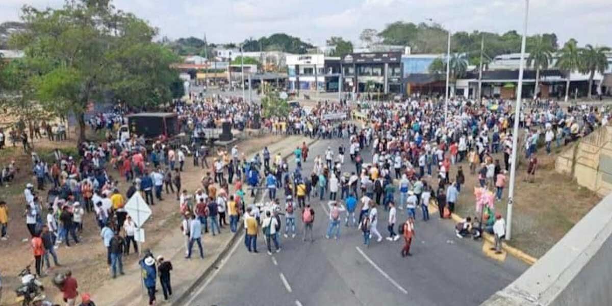 Paro de mineros en Antioquia: marchantes quemaron llantas y bloquearon movilidad hacia la Costa