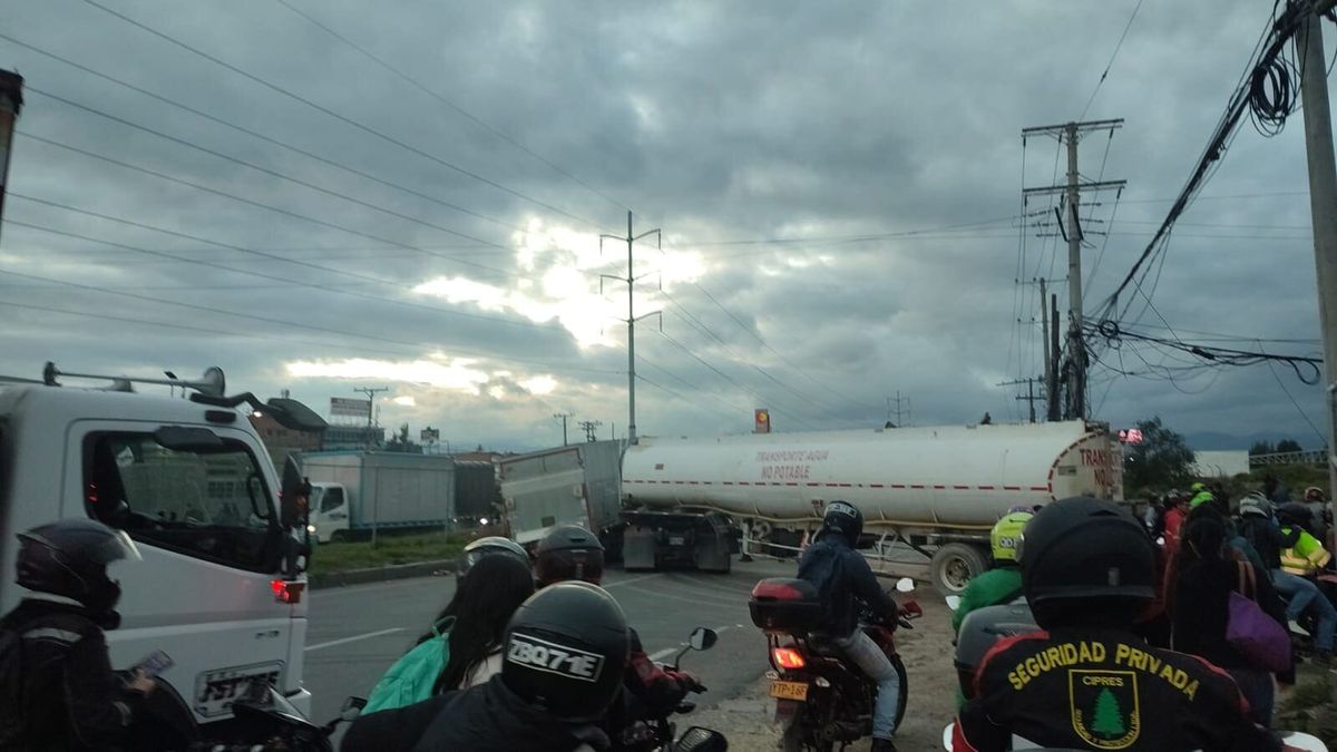 Monumental trancón por la 80: grave accidente entre tractocamión y camión en la entrada a Bogotá
