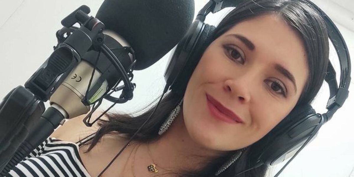 "Pidió una sacudidita y se la dieron": Locutora santandereana se vuelve viral por su reacción durante temblor