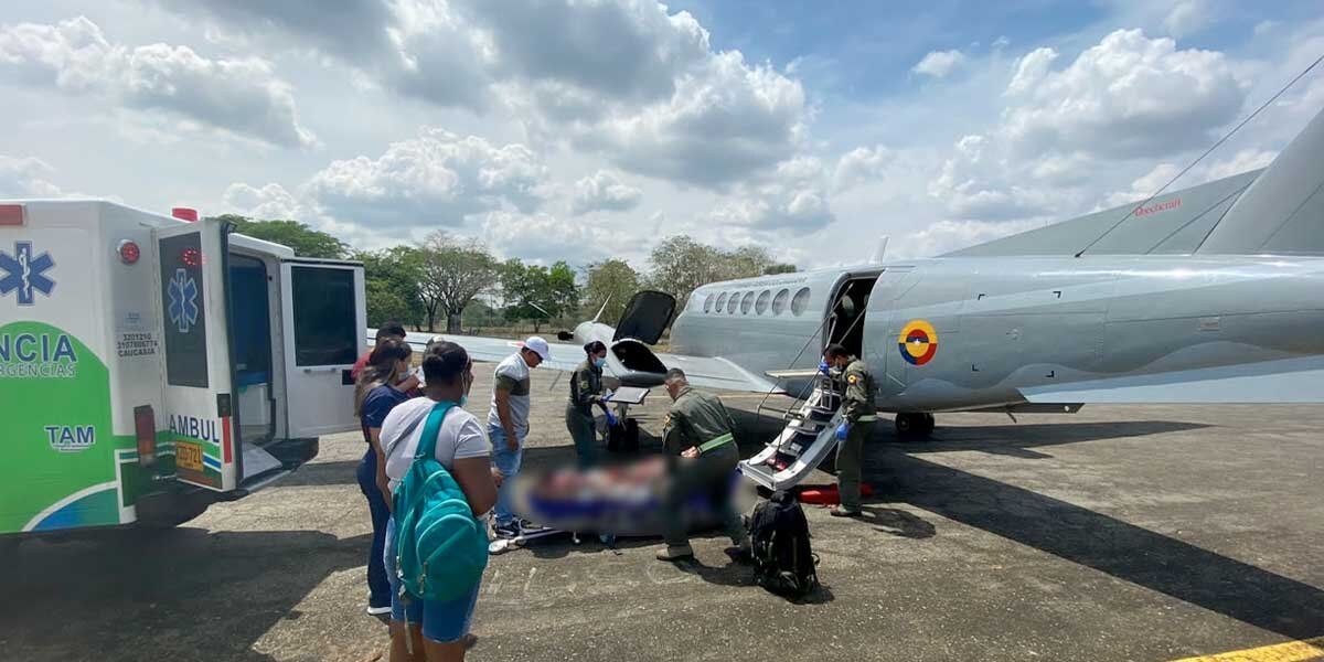 Trasladan en vuelo humanitario de la Fuerza Aérea a cuatro pacientes por paro minero en Antioquia