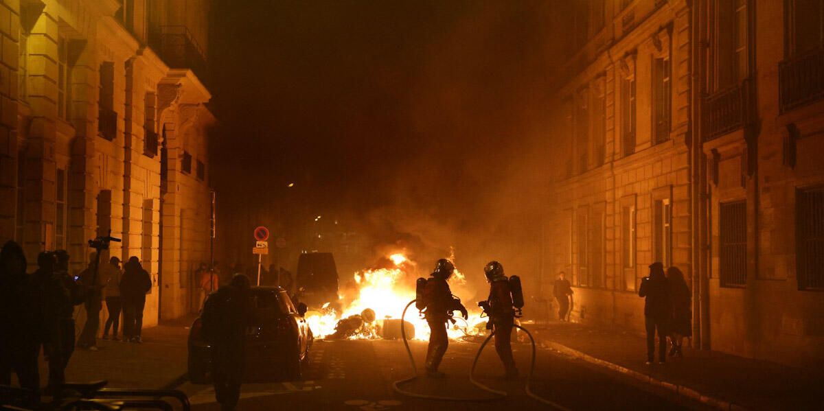 Bloqueos y caos tras una noche de disturbios contra la reforma de pensiones en París