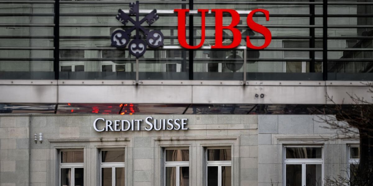 Banco UBS negocia la posible compra de Credit Suisse