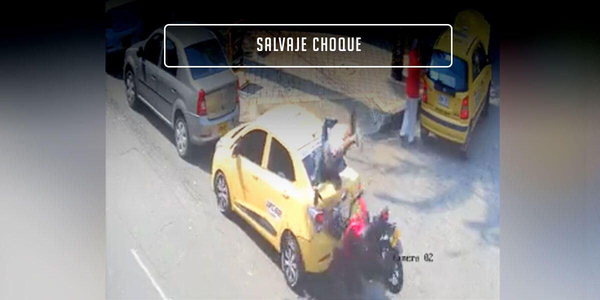 Video: Motociclista se estrelló violentamente contra taxi que estaba parqueado