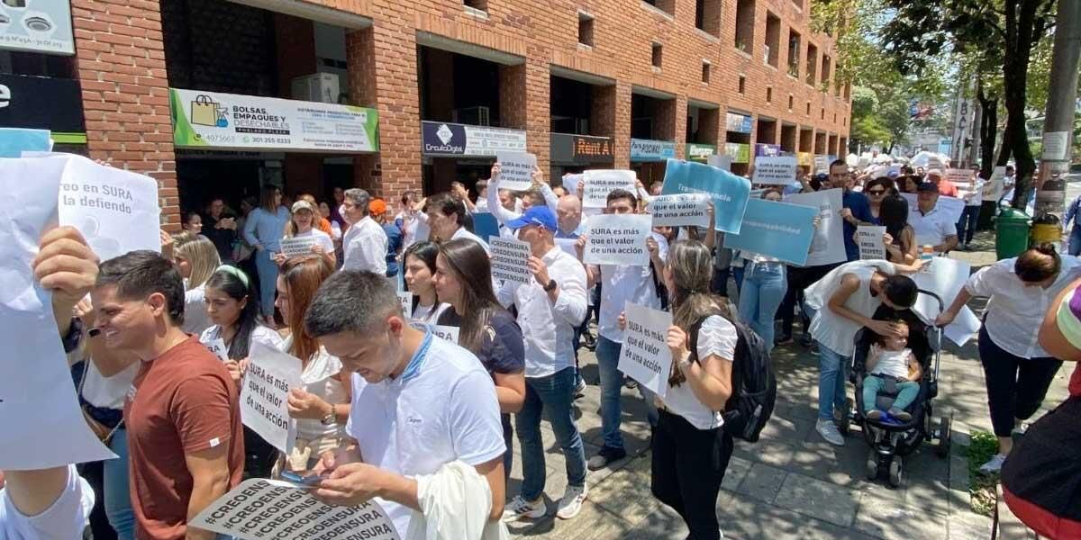 Empleados de Sura marcharon en Medellín buscando rechazar “presiones” del Grupo Gilinski