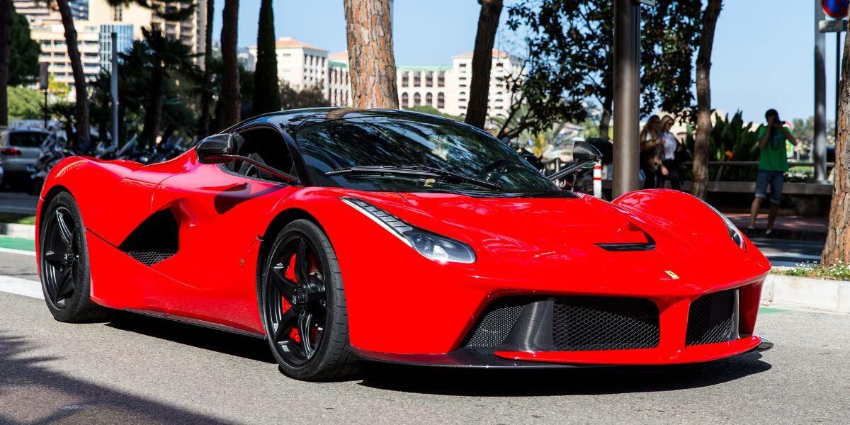 ¿Cuáles son los famosos a los que ya no se les permite comprar un Ferrari y por qué?