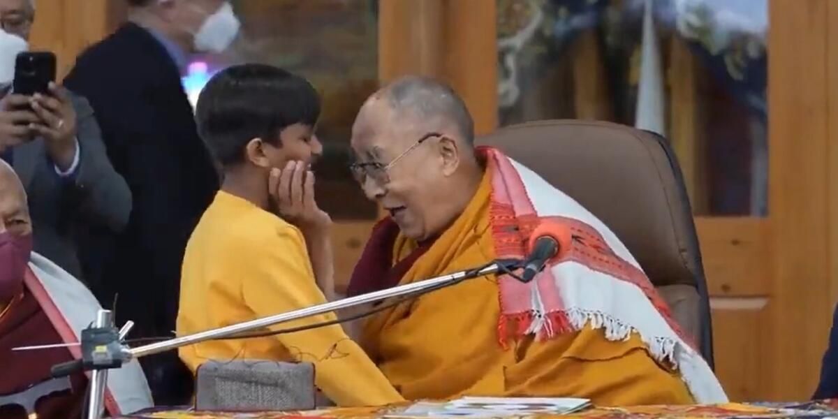 dalai lama besando niño boca viral