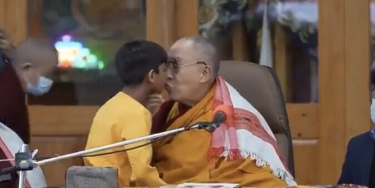 Las disculpas del Dalai Lama por besar en la boca a un niño y pedirle que le “chupara la lengua”
