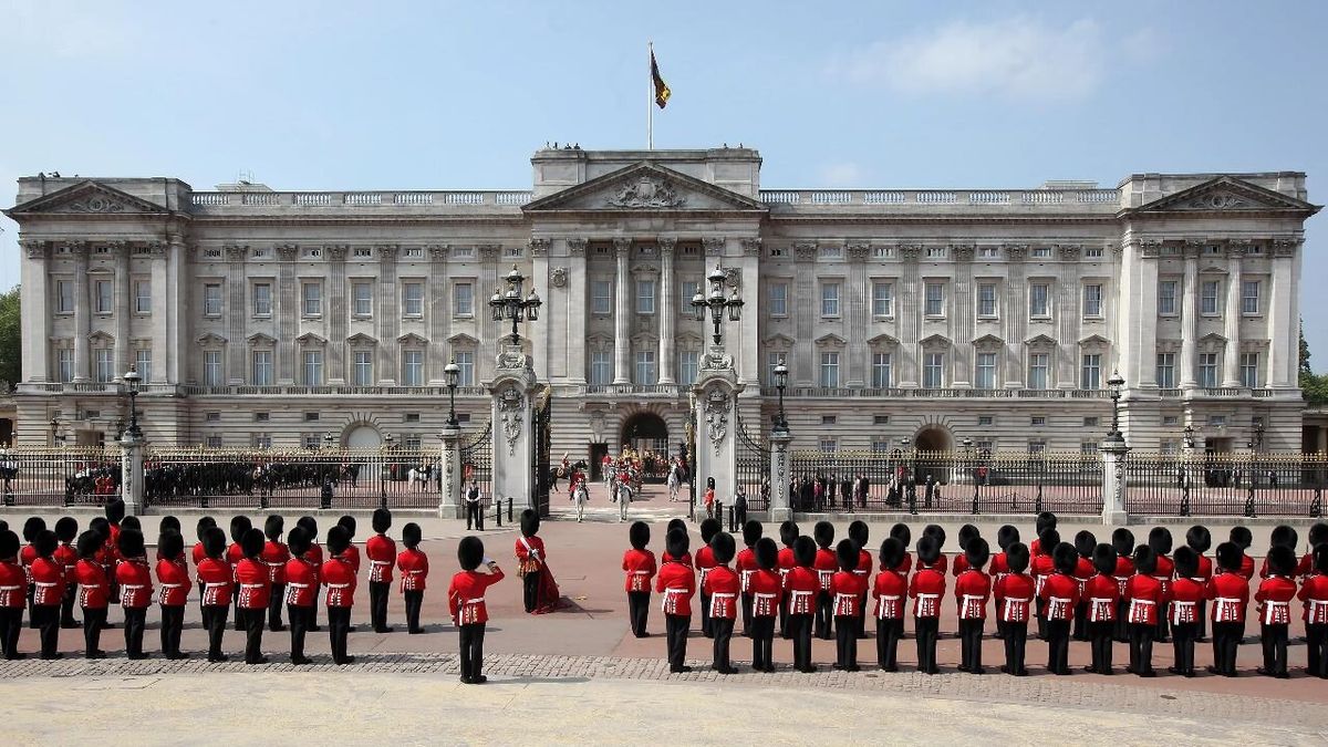 Explosión controlada en Palacio de Buckingham: arrestan a un hombre por arrojar supuestos cartuchos