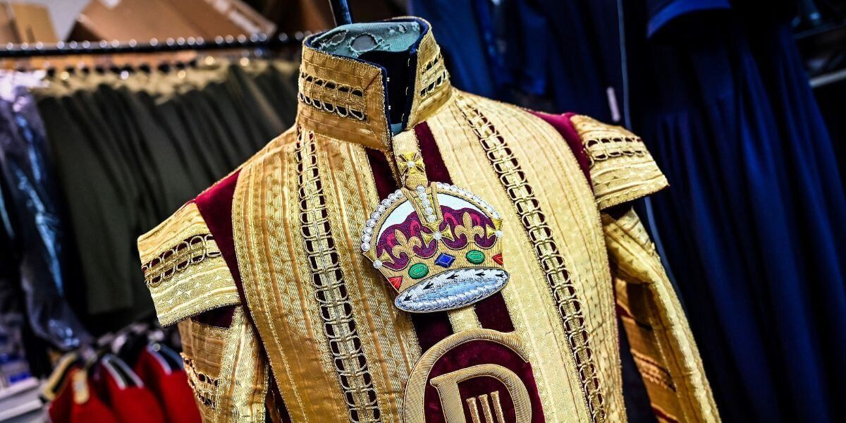 Oro y bordados, las prendas ceremoniales para la coronación de Carlos III