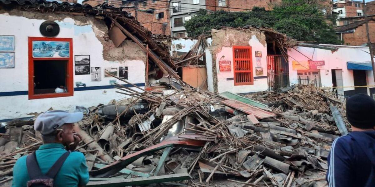 Colapsó vivienda de tapia en Medellín con 11 personas adentro