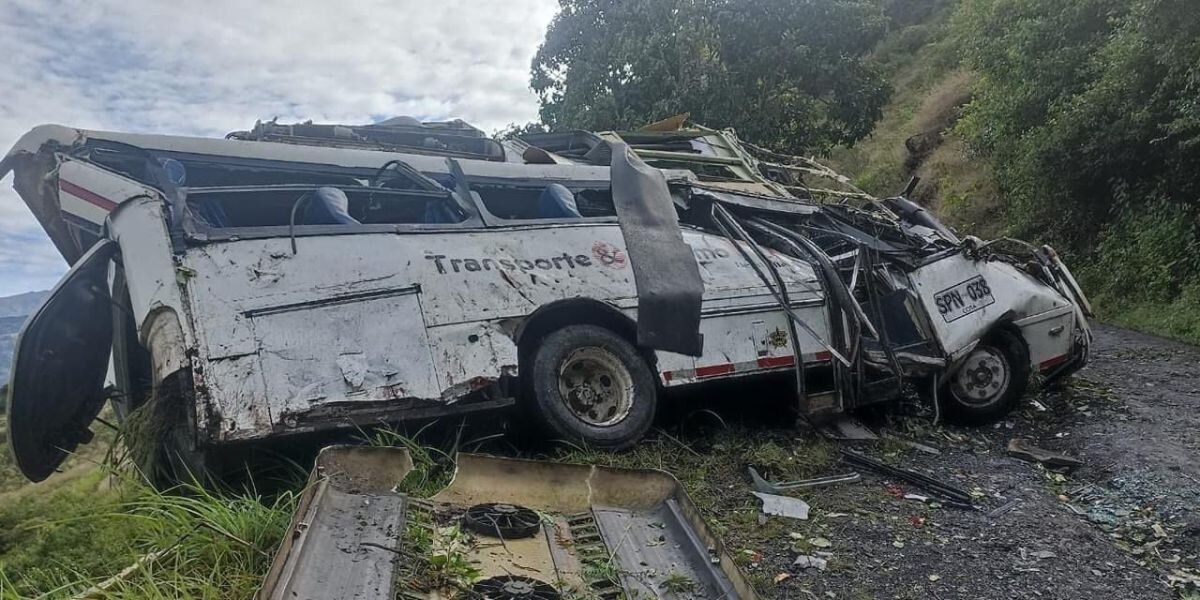 Lamentable accidente: Ruta escolar se volcó y dejó dos muertos menores de edad