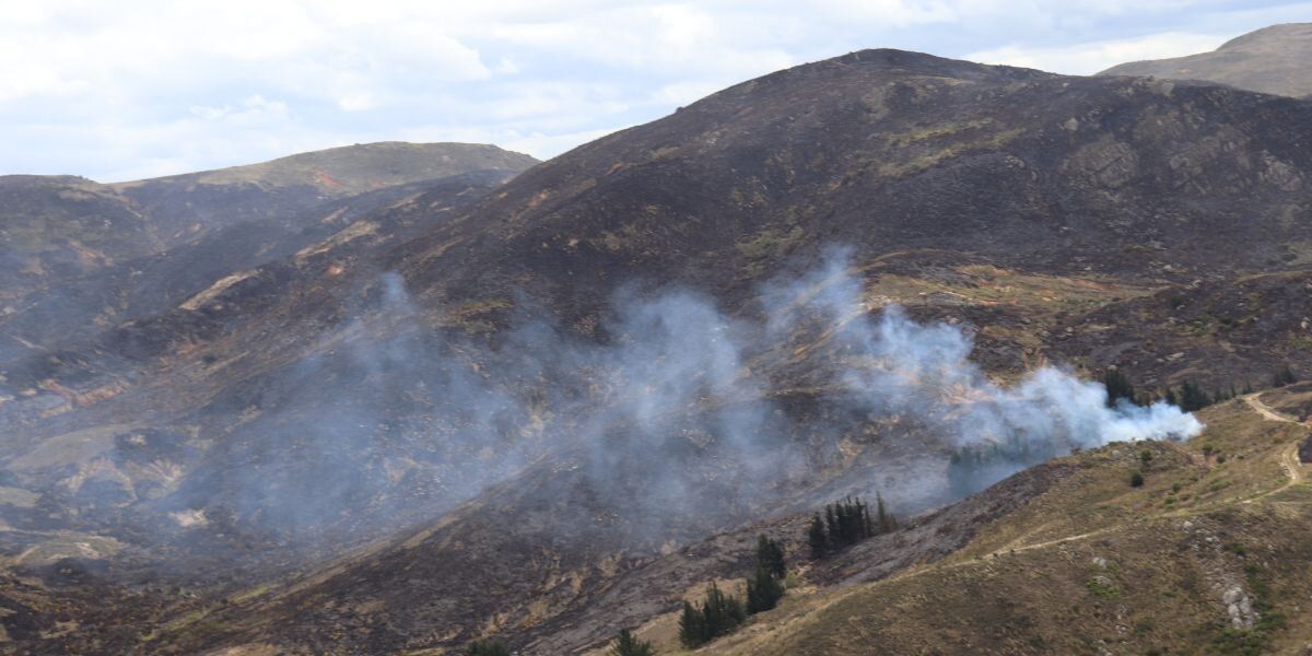 En imágenes: autoridades trabajan en la extinción de incendio forestal en Mosquera