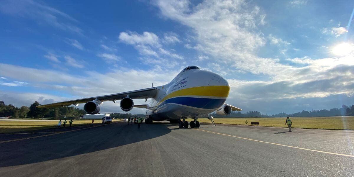 Avión gigante lleva compuerta a Hidroituango en aterrizaje histórico