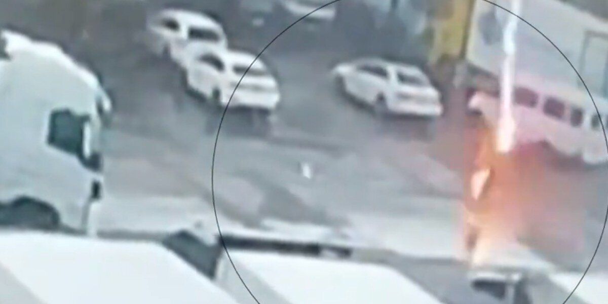 Todo quedó en video: un rayo golpeó a un hombre en movimiento y lo mató
