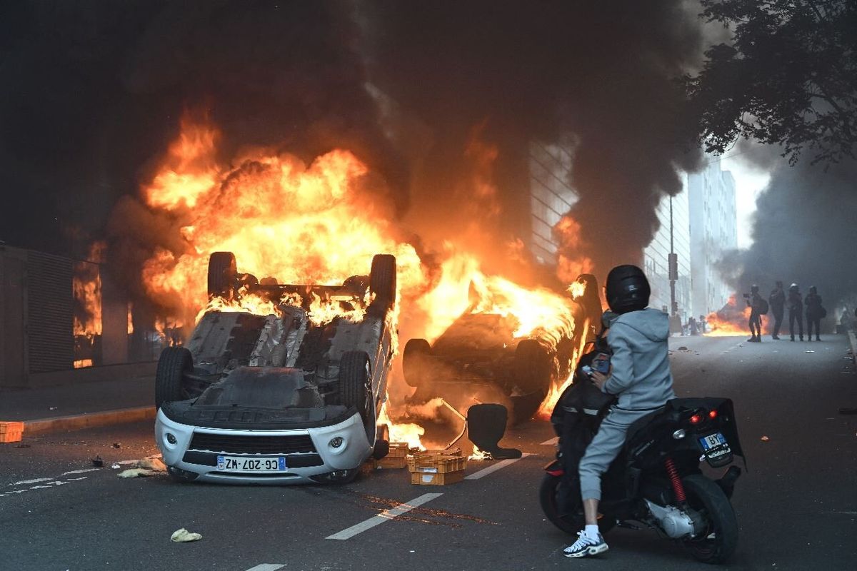 Más de 870 detenidos en Francia tras disturbios por crimen de la Policía contra adolescente