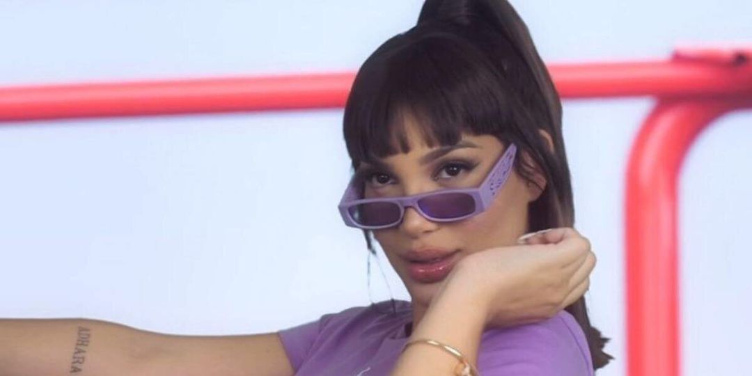 Andrea Valdiri posó tapándose únicamente con una toalla - Canal 1