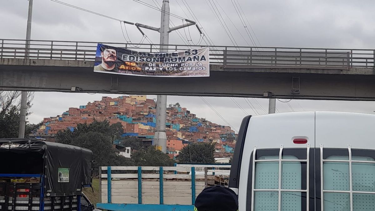 Autoridades investigan pancartas de las disidencias de las Farc colgadas por Bogotá