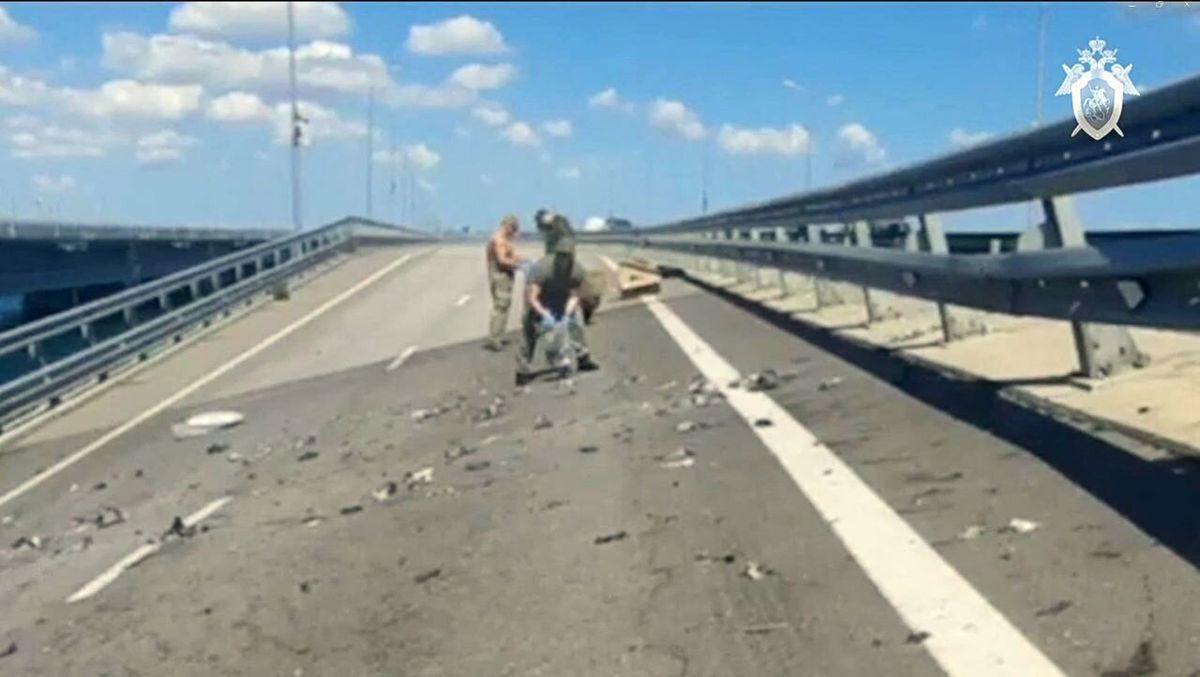Rusia atribuye a Ucrania ataque mortífero al Puente de Crimea, clave para logística bélica rusa