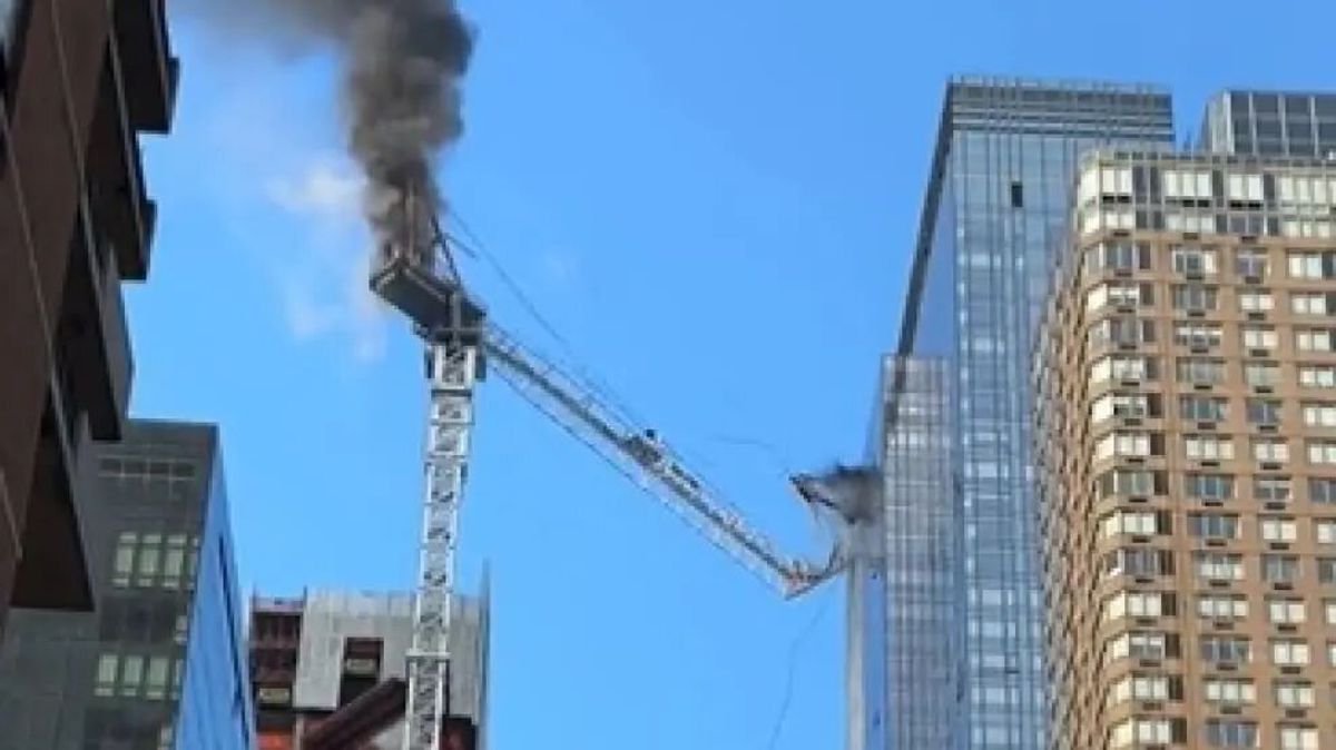 Video | Grúa se desplomó y se incendió estrepitosamente en plena calle de Nueva York