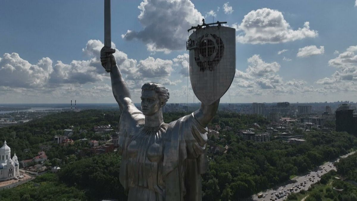 Video | Retiran símbolos soviéticos de estatua gigante en Kiev, Ucrania
