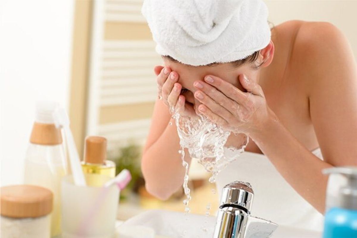 Ventajas de aplicar agua fría en el rostro diariamente: beneficios y opiniones