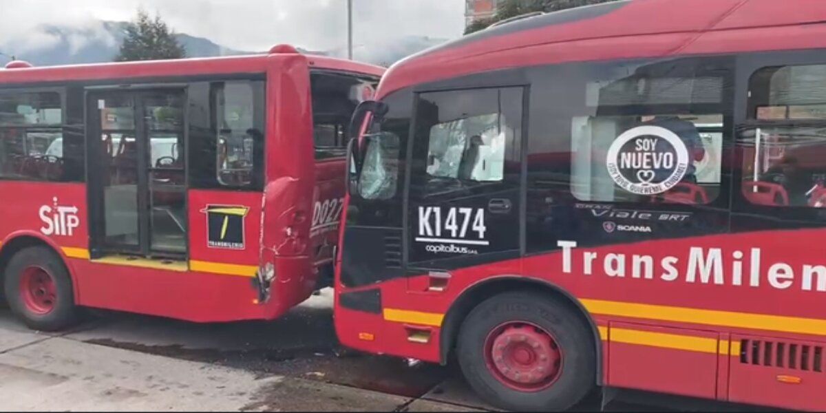 Accidente de tránsito de dos buses de TransMilenio sobre la 30 frente a la estación CAD