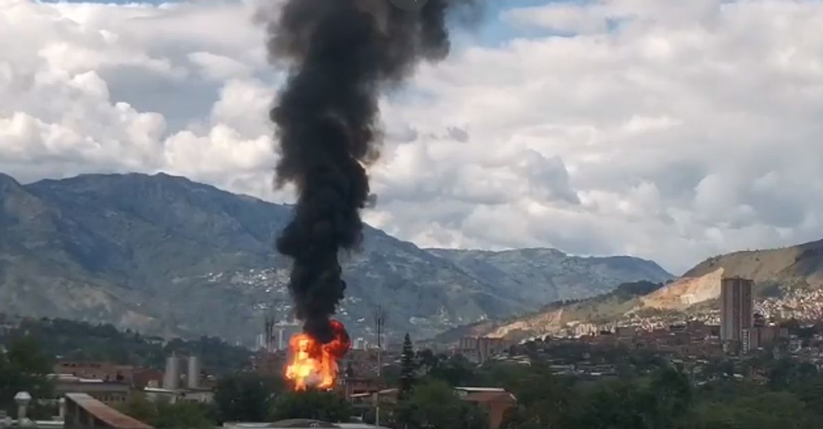 Gran incendio en Medellín: Bomberos atienden emergencia en sector Caribe