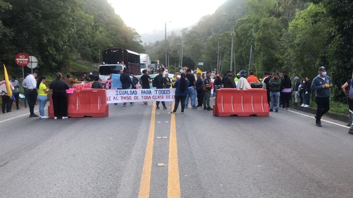 Comerciantes de Cáqueza bloquean la vía al Llano: exigen soluciones al Gobierno para reabrirla
