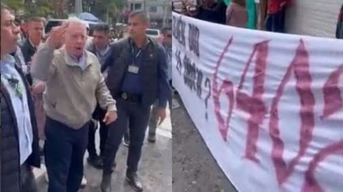 “Yo di la orden”: la afirmación de Álvaro Uribe al ver pancarta de los falsos positivos en Antioquia