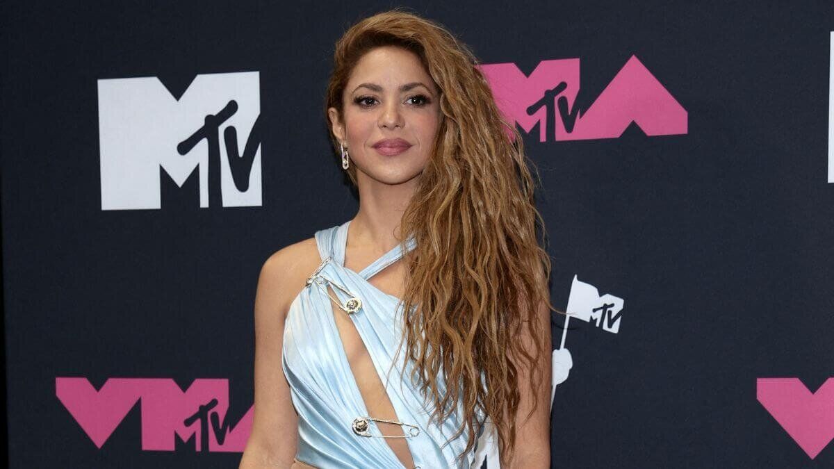 Hombre hizo sonrojar con piropo a Shakira tras presentarse en VMAs