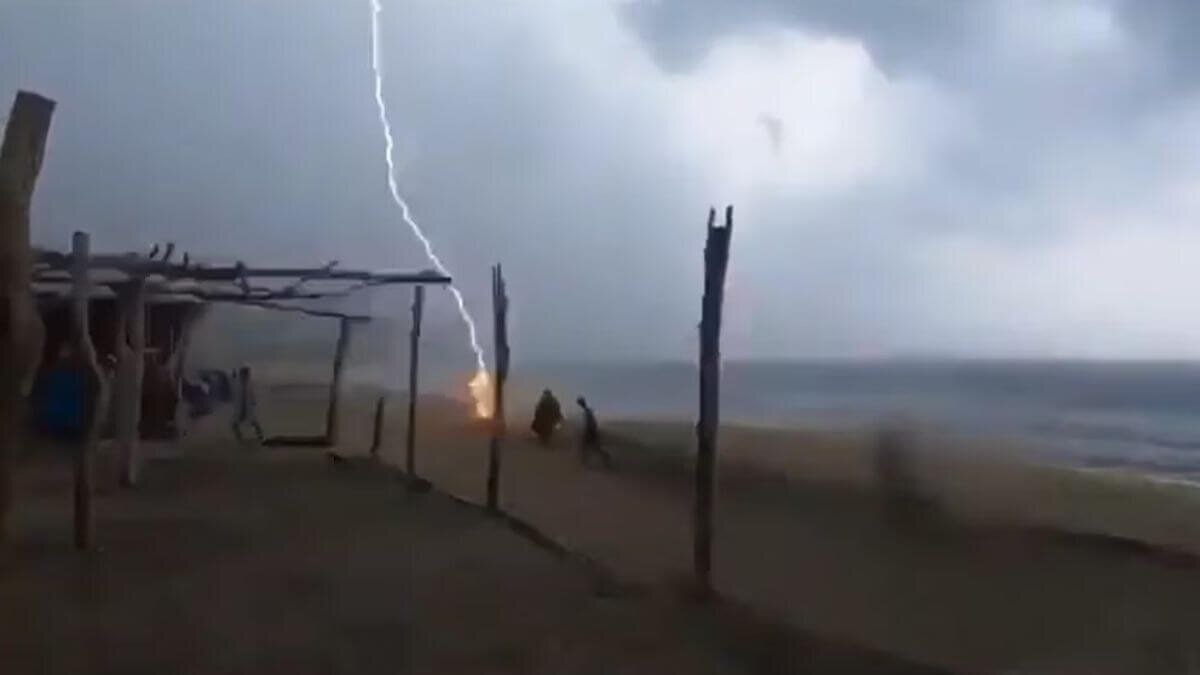 Dos personas murieron tras ser alcanzadas por un rayo en la playa