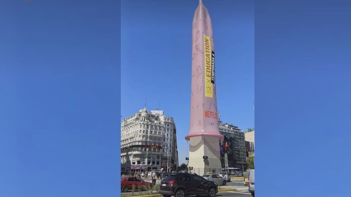 Polémica en Argentina tras cubrir con un condón gigante el obelisco de Buenos Aires