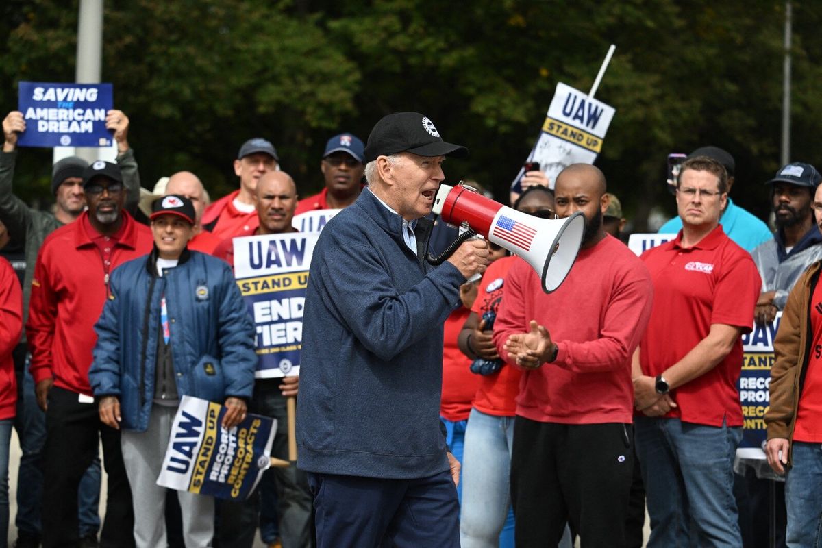 Imagen inédita: Biden es el primer presidente en sumarse a una huelga de trabajadores en EE. UU