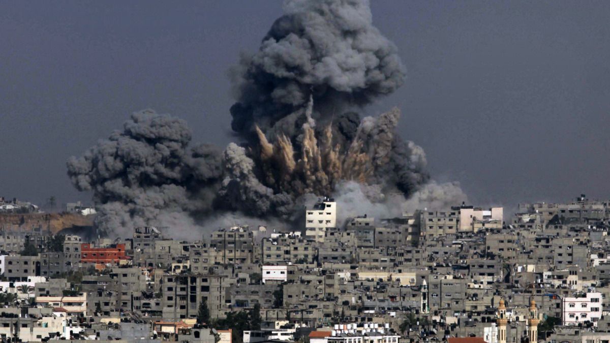 El humo se eleva sobre la ciudad de Gaza el 7 de octubre de 2023 durante un ataque aéreo israelí.