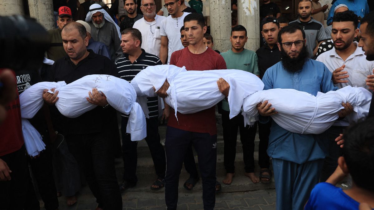 Los familiares llevan los cuerpos de los niños de la familia Abu Quta que murieron en los ataques israelíes contra la ciudad palestina de Rafah.