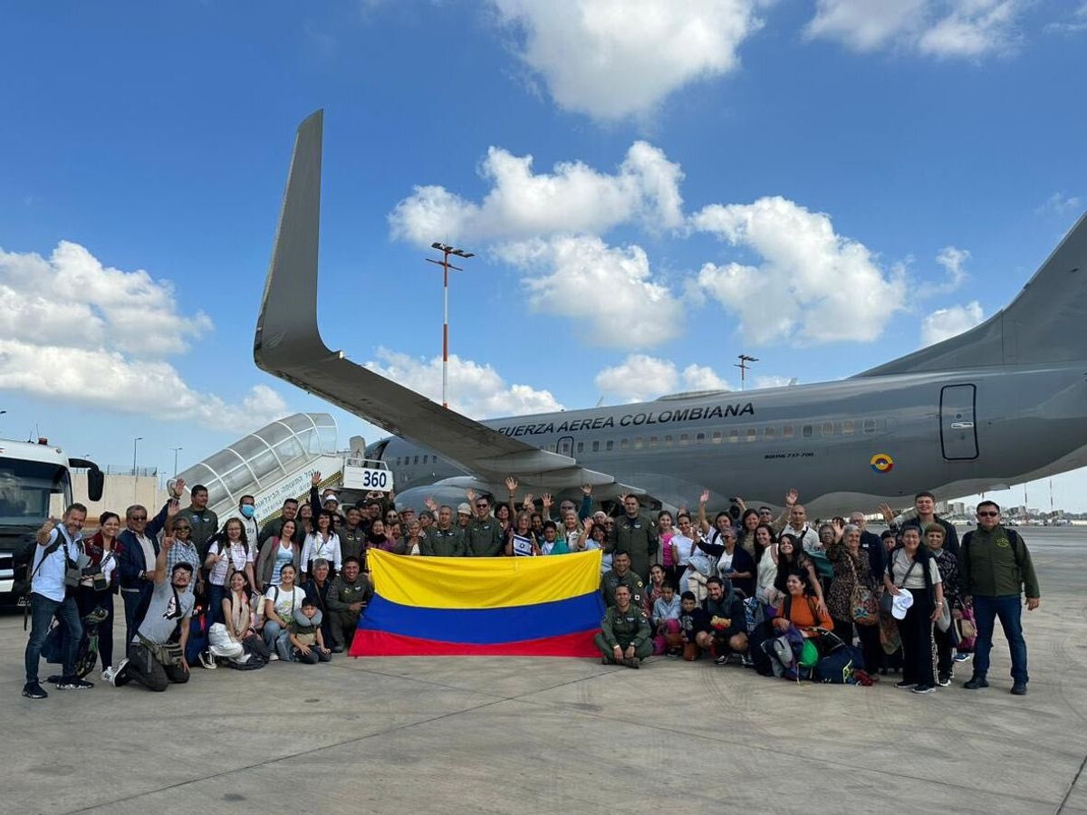 Primer grupo de colombianos regresa desde Israel a Colombia en avión de la Fuerza Aérea