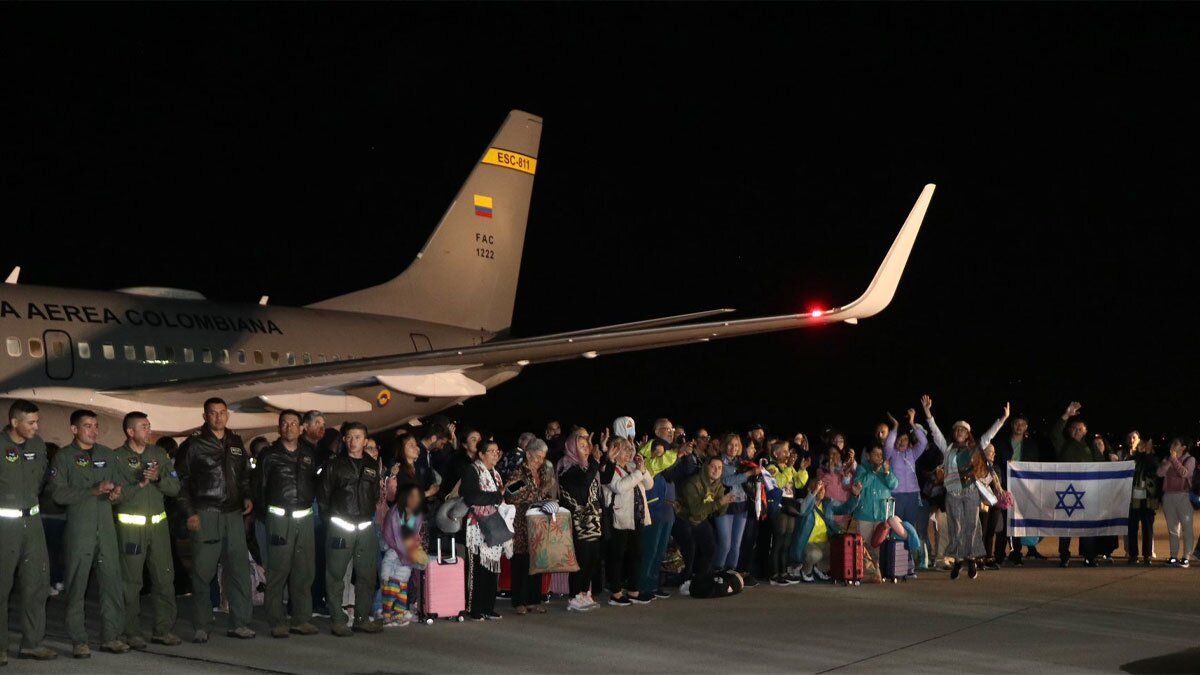 Llegan a Bogotá los primeros 110 colombianos repatriados de Israel