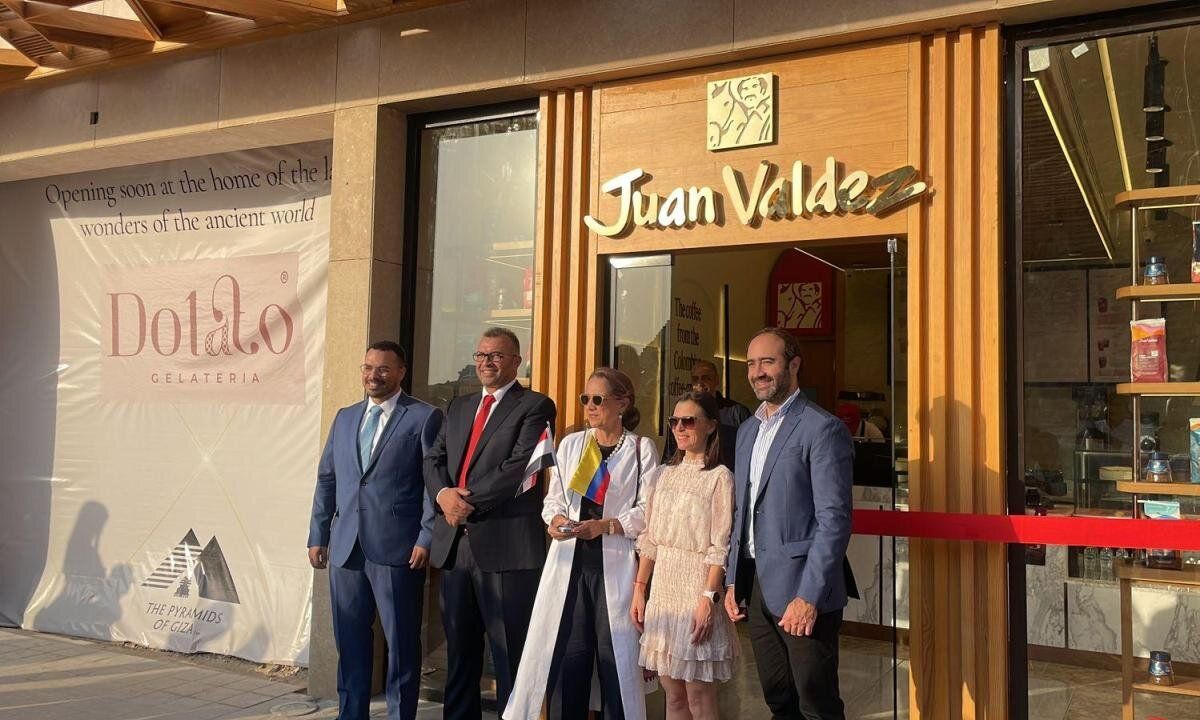Juan Valdez abre su primera tienda en Egipto, frente a una de las Siete Maravillas del Mundo