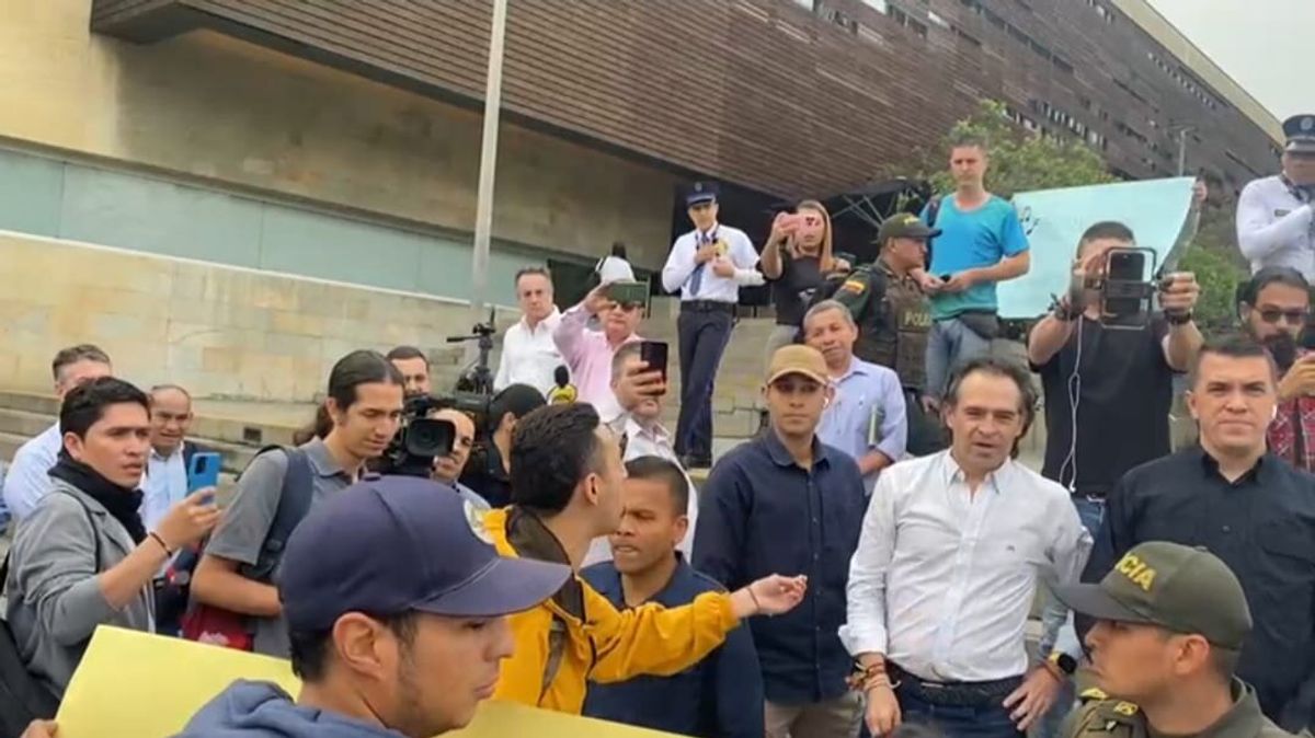 Federico Gutiérrez tuvo que suspender una rueda de prensa: jóvenes le gritaron “paraco y uribista”
