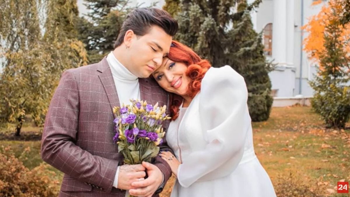 ¡Increíble! Mujer se casa con su hijo 30 años menor en Rusia
