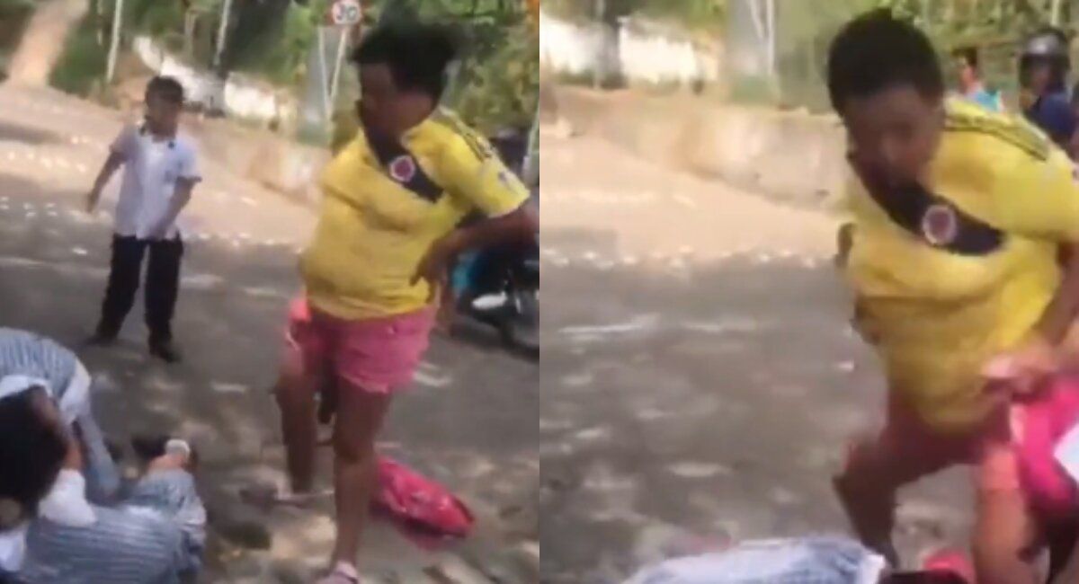 Mujer pone a pelear a su hija con otra niña afuera del colegio: “Pégale duro”