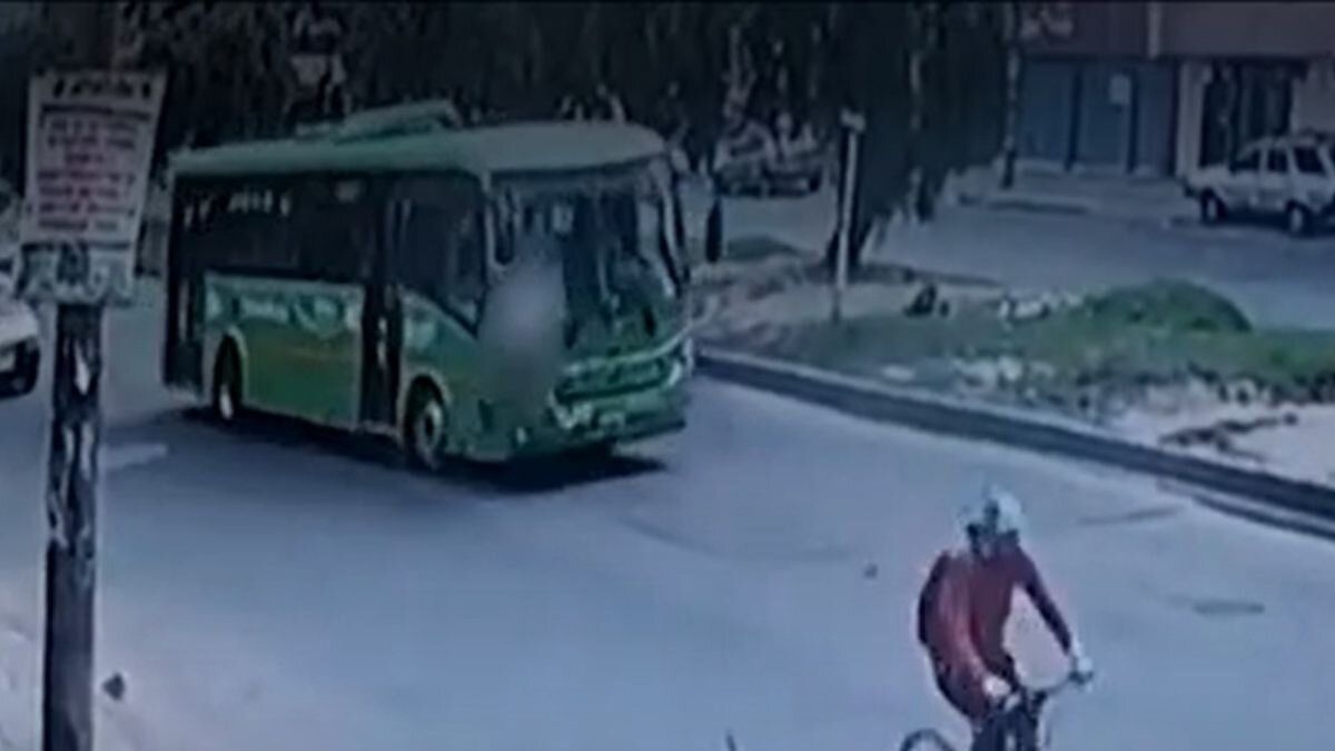 Revelan video del momento en el que hombre se lanzó a un bus de TransMilenio