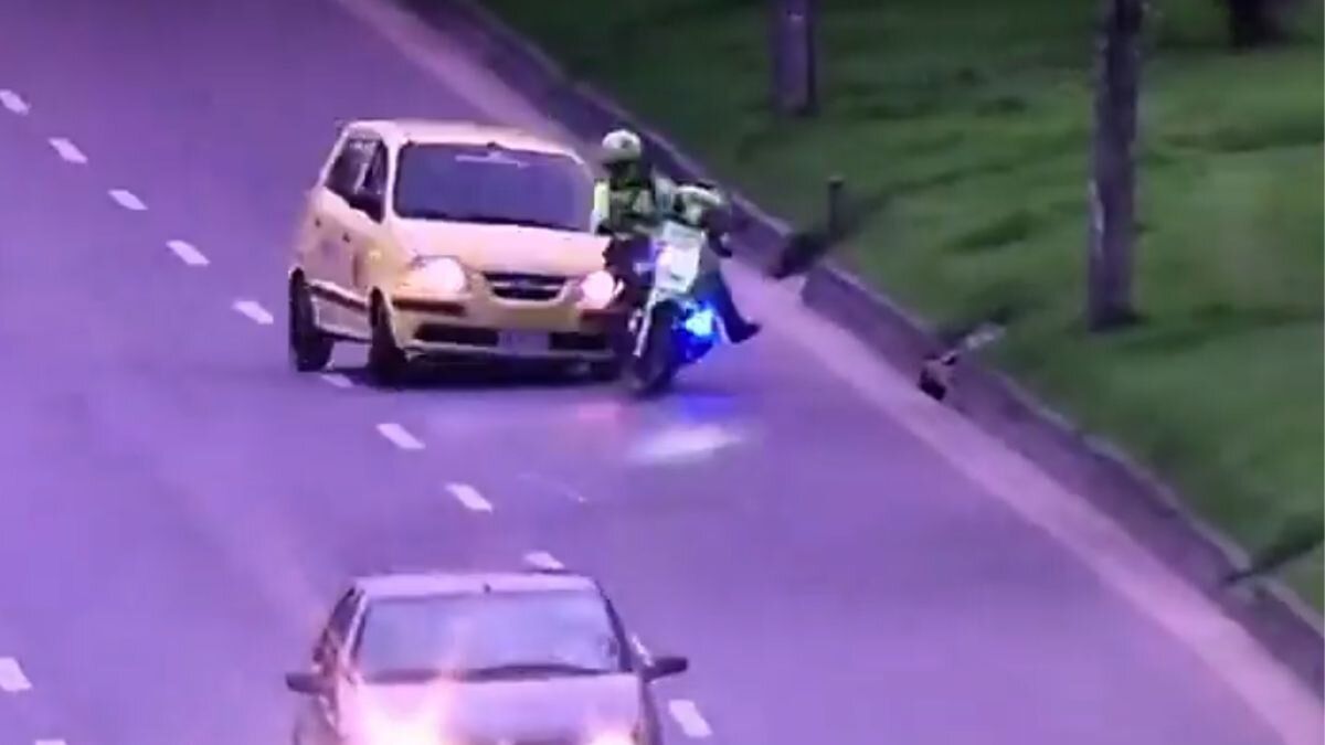 video-taxista-huyo-luego-chocar-policia-hacerlo-caer-moto-bogota