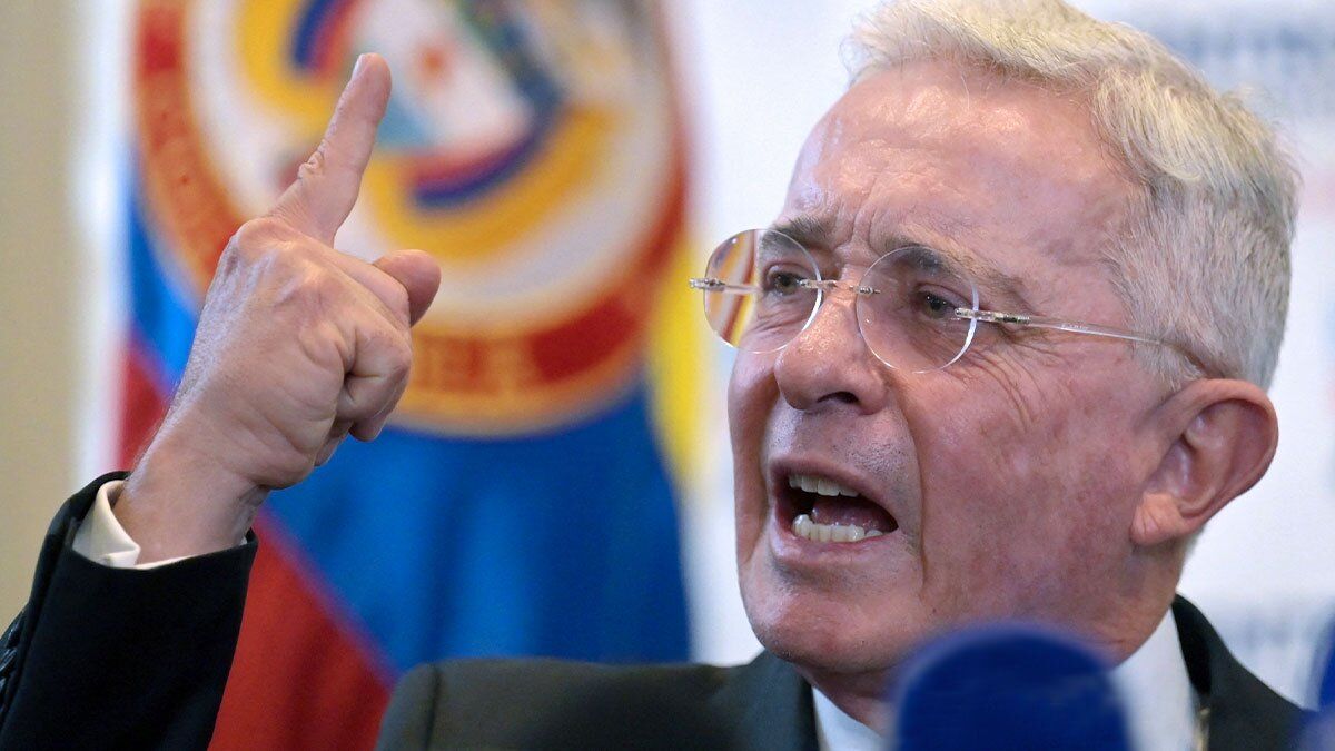 “Nunca me reuní con paramilitares”, dice Uribe tras concluir declaratoria ante la Fiscalía