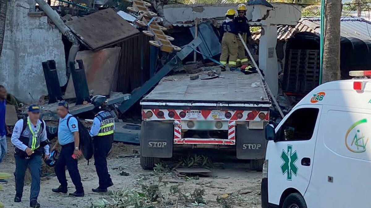Tragedia en Puerto Colombia: dos personas murieron tras violento choque de un tractocamión