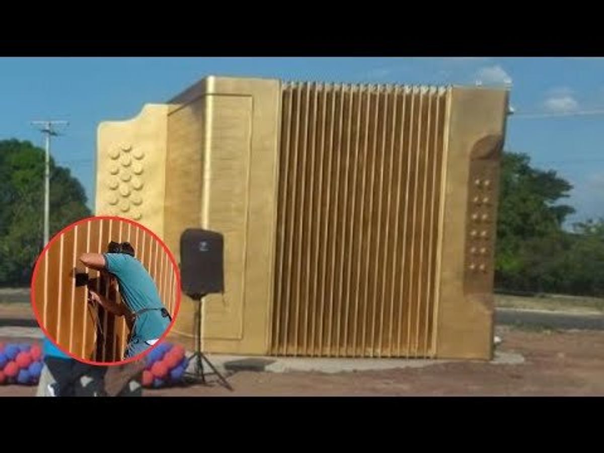 Video | Soldador destruye el acordeón más grande de Colombia por incumplimiento de pago