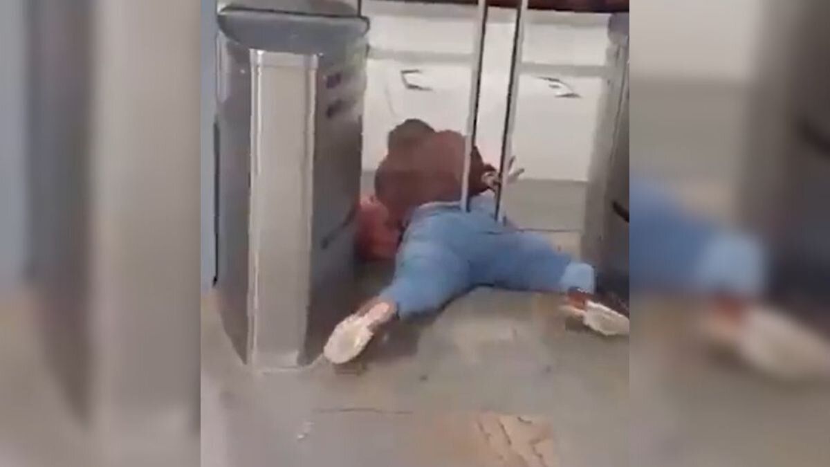 Video | Mujer se quedó atorada en puerta de estación de TransMilenio cuando se iba a colar