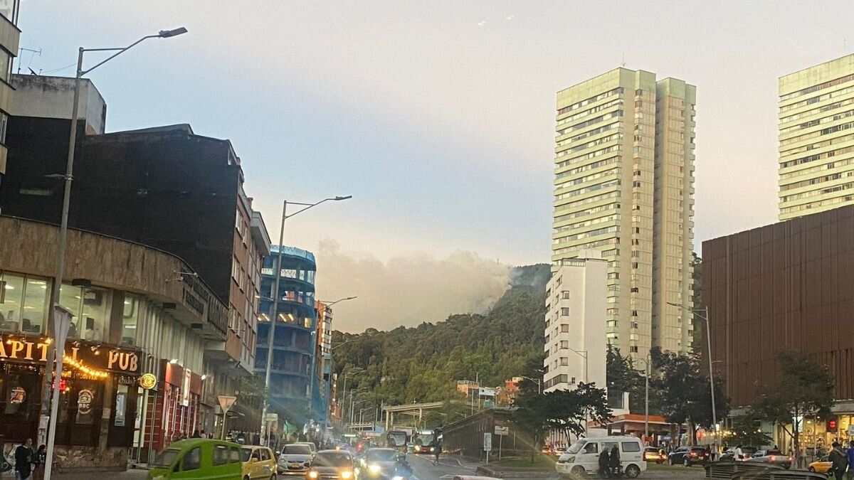 Así se ve el incendio de los Cerros Orientales en Bogotá