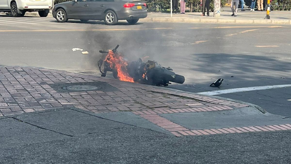Video | Comunidad golpeó y le quemó la moto a presunto ladrón en Bogotá