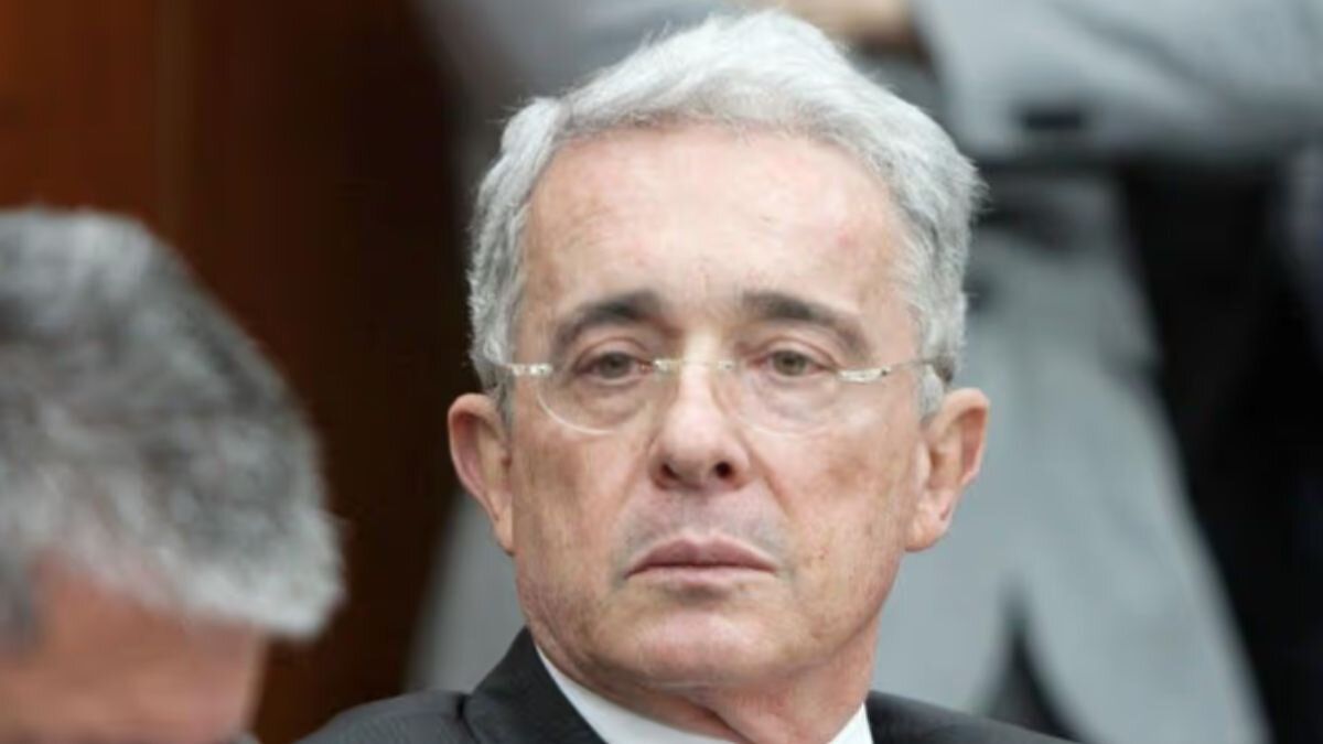 Uribe presenta pruebas del supuesto montaje en su contra por el que irá a juicio